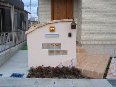 瓦の笠木とかわいいランプ　草津市