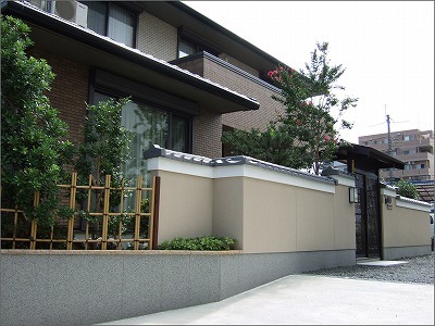 塀瓦と数奇屋門 植栽で温かみを　大津市