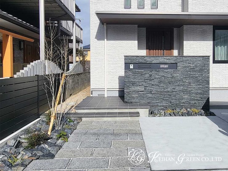 石貼りの門柱がモダンなオープン外構　守山市