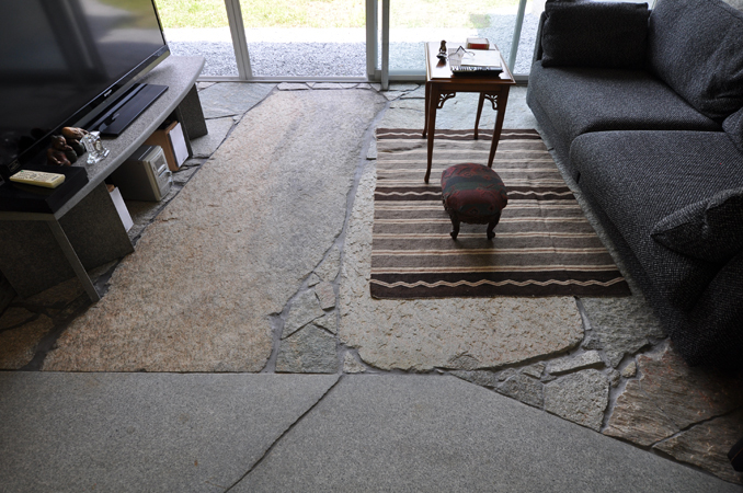 石の家（Stone House） 海 建...