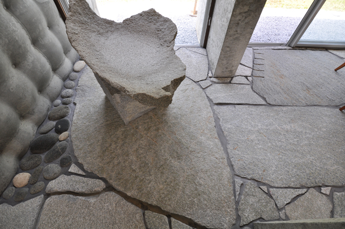 石の家（Stone House） 海 建...