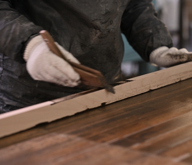 木材塗装を行う様子