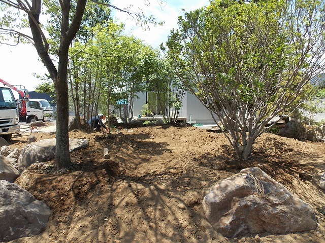 太田市T様邸｜50トンの石と雑木で創る壮...