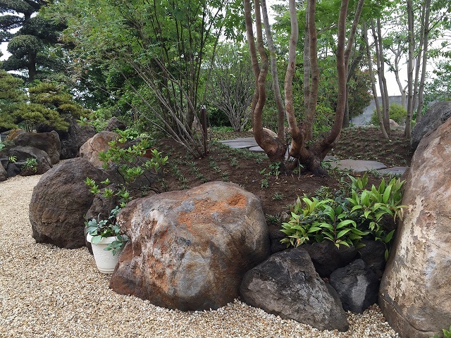 太田市T様邸｜50トンの石と雑木で創る壮...