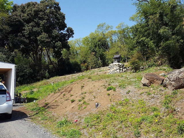 足利市S様邸｜広大な芝庭と巨石の造園施工...