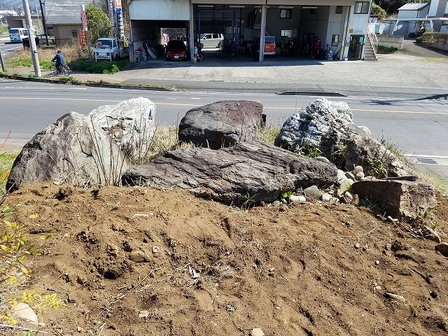 足利市S様邸｜広大な芝庭と巨石の造園施工...