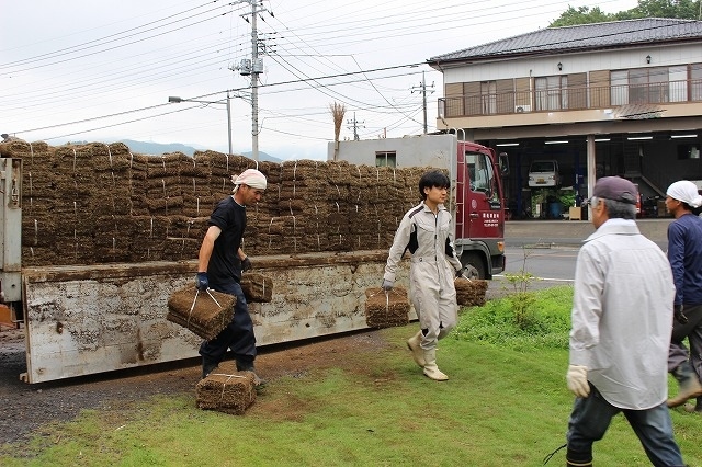 足利市S様邸｜広大な芝庭と巨石の造園施工...