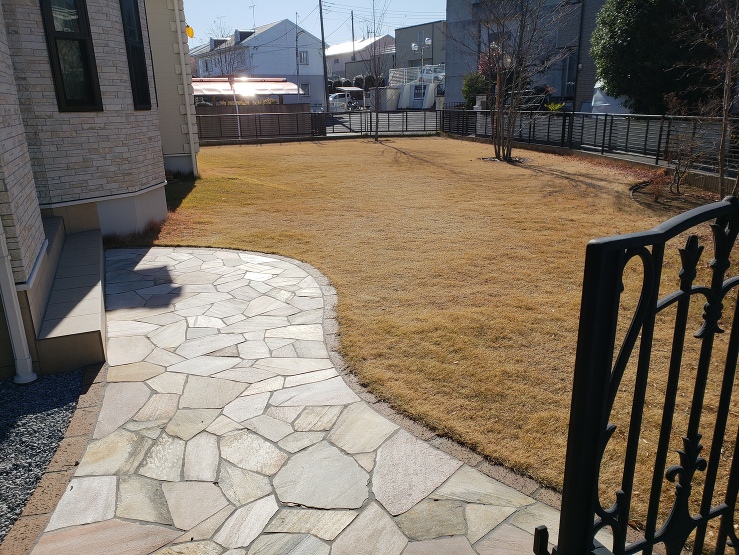 館林市I様邸｜アールが織りなす大空間の芝...