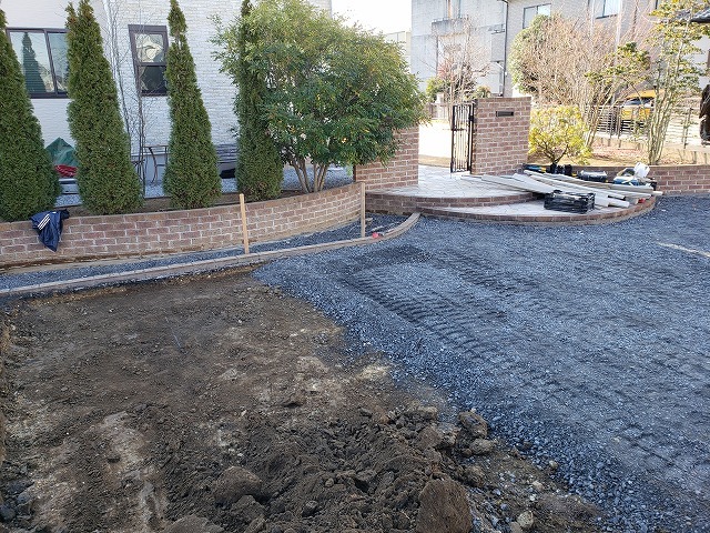 館林市I様邸｜アールが織りなす大空間の芝...
