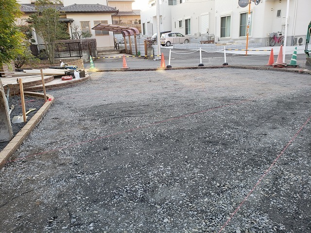 館林市I様邸｜アールが織りなす大空間の芝...