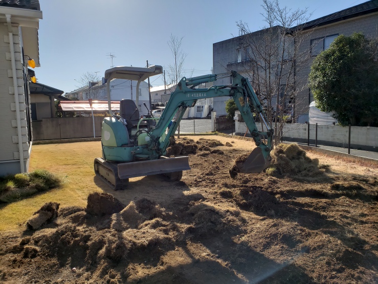 館林市I様邸｜アールが織りなす大空間の芝...
