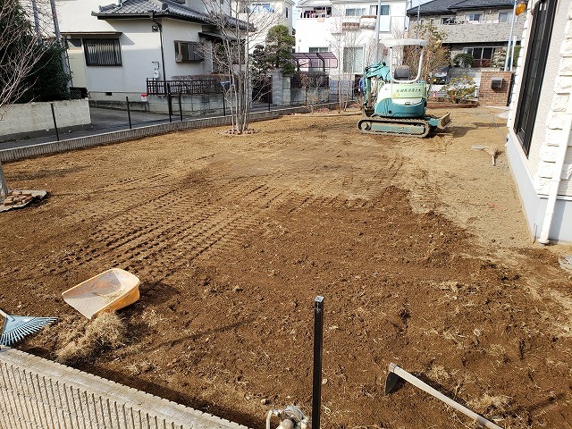 館林市I様邸｜アールが織りなす大空間の芝...