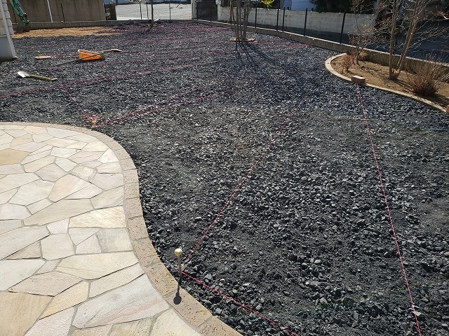 館林市I様邸｜アールが織りなす大空間の芝...