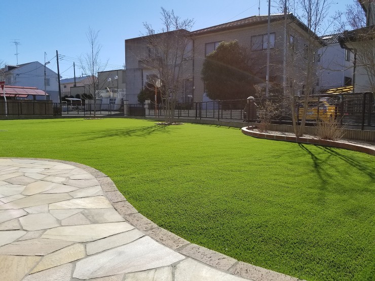 館林市I様邸｜アールが織りなす大空間の芝...