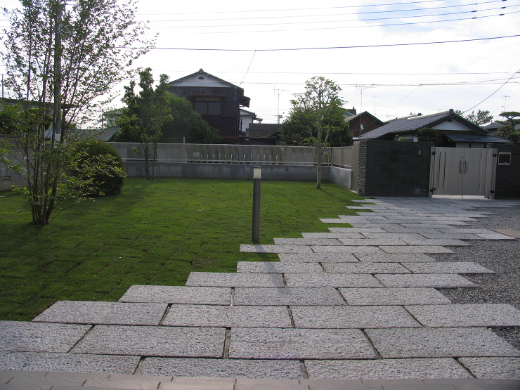 芝生と植栽の調和