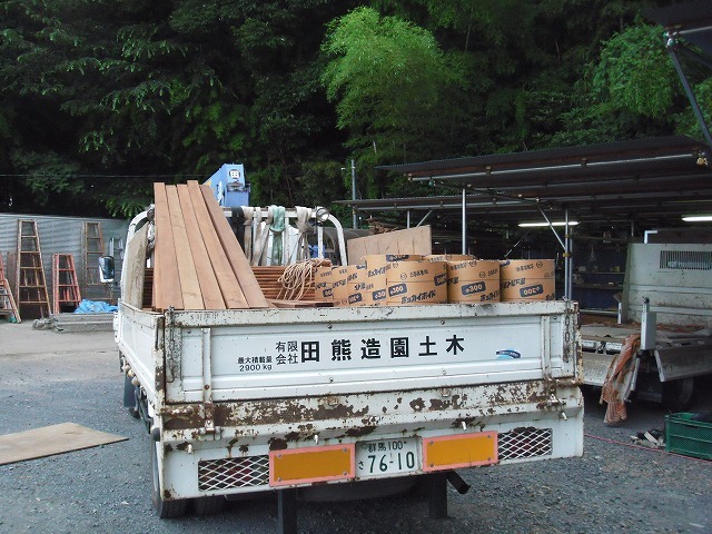 加工済みの材木の積み込み