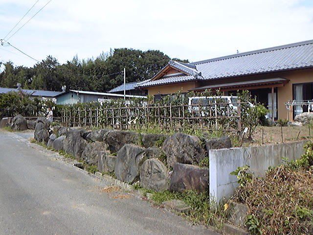 道路側の浅間焼け石。これを活かす。