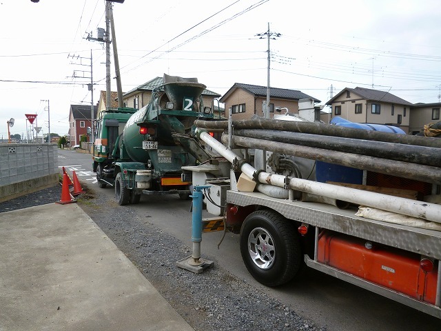 生コン車とポンプ車のドッキング