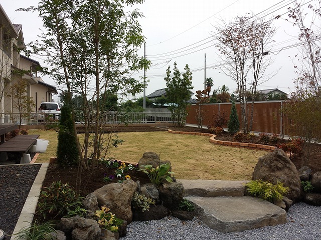 太田市N様邸｜優しいアールが包む庭。芝生...