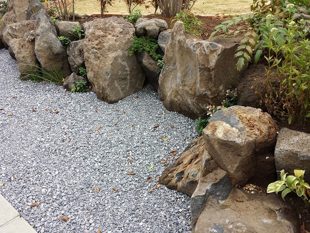 太田市N様邸｜優しいアールが包む庭。芝生...