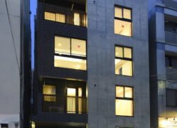 都心の狭小地に建つ店舗付き二世帯住宅
