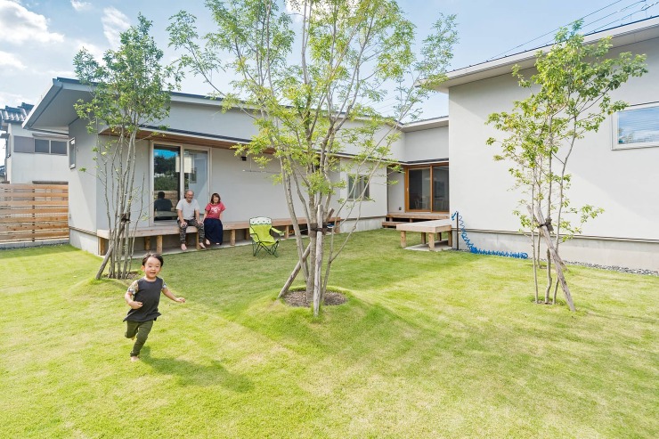 木製サッシのある平屋の家