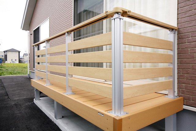 三協立山アルミ　人口木デッキ　ひとと木