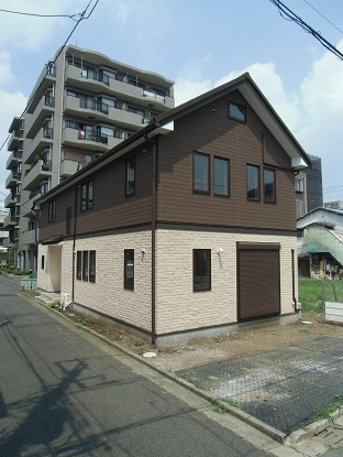 1階はベルギーレンガで、屋根もベルギー産の屋根材です。バルコニーが無くて、スッキリした印象を受けます。