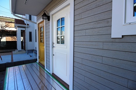玄関が２つ並び、それぞれ玄関ドアを色違いのスウェーデンドアでまとめおしゃれなファサードとなっています。