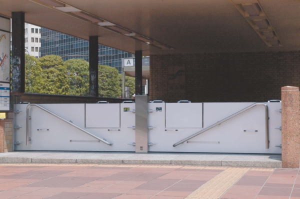 JR東日本(品川駅)　止水板施工写真