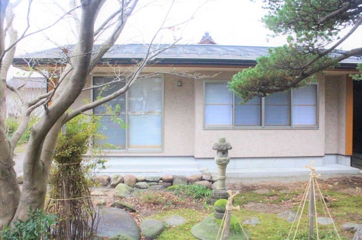 お寺の庭を眺める離れ｜施工事例｜建築設計...