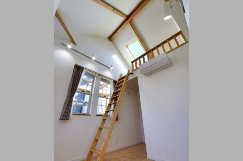 ロフトと屋上デッキのある家（児島の家）