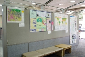 国土交通省１Ｆロビー作品展示風景２