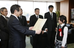 写真：表彰状を受け取る服部さん