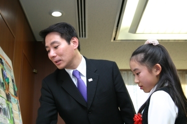写真：大臣に作品紹介する服部さん