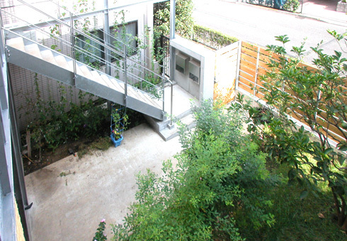 細長敷地の二世帯住宅　緑化ワイヤー