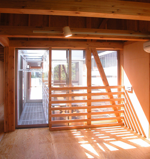 細長敷地の二世帯住宅　デッキ