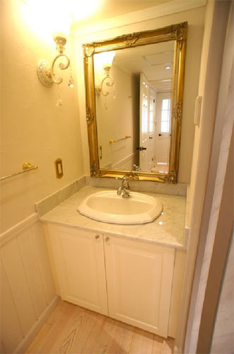 白と金をベースにしたアンティークな洗面台