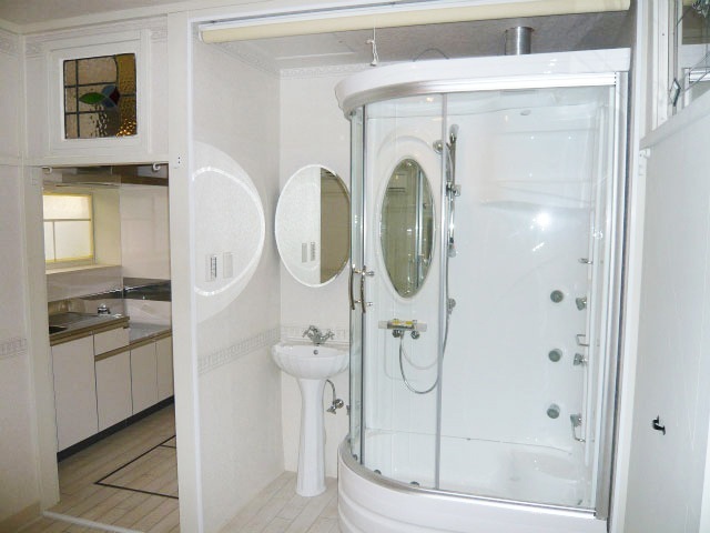 ペデスタルシンクとシャワーブース