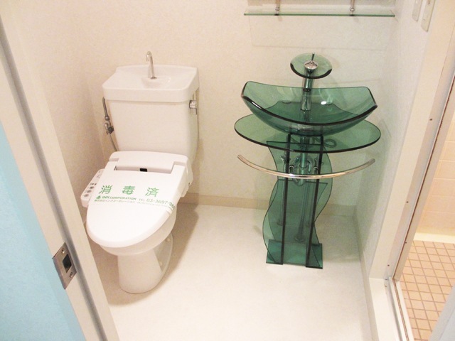 全面ガラスの洗面台の写真