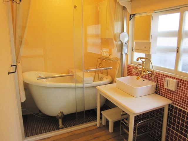 テーブルのような台に置いた洗面ボウル