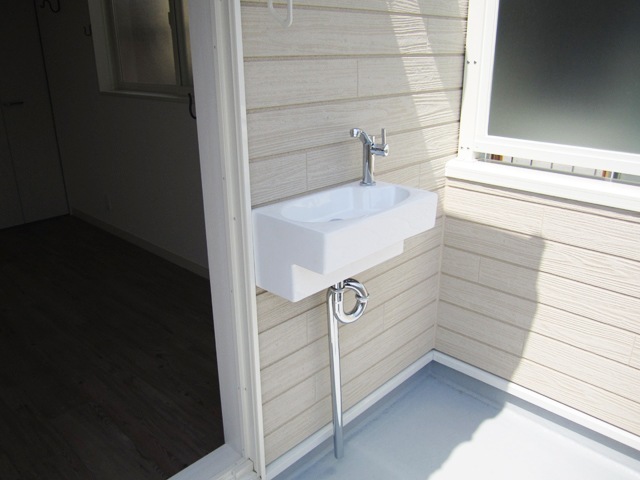 壁付けした小さい手洗い器