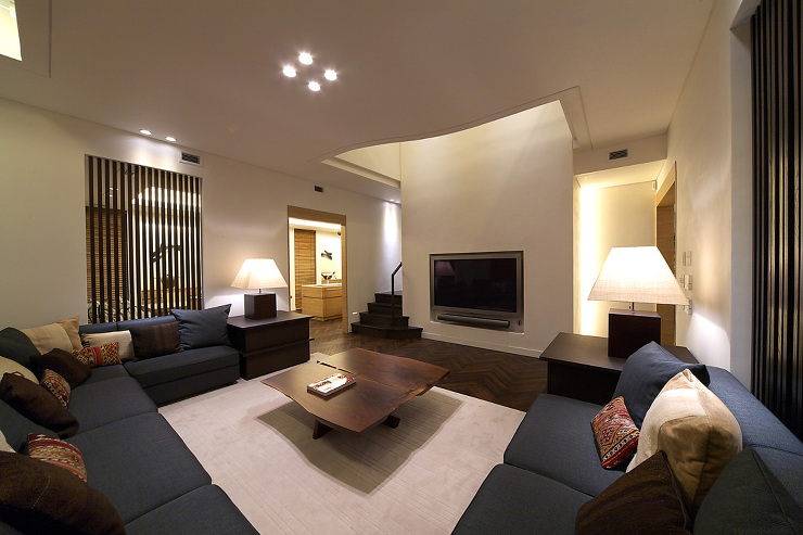 造り付けソファで囲まれた集いと憩いの空間...