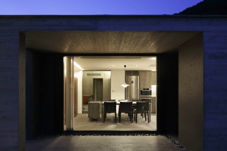 インドア・アウトドアを一体化した別荘建築...