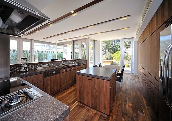 ウォールナットの素材感をひき出したキッチ...