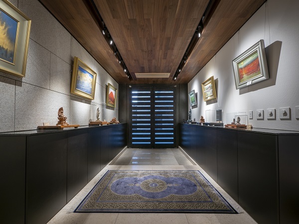 シューズボックスで遠近感をつけた玄関｜ニ...