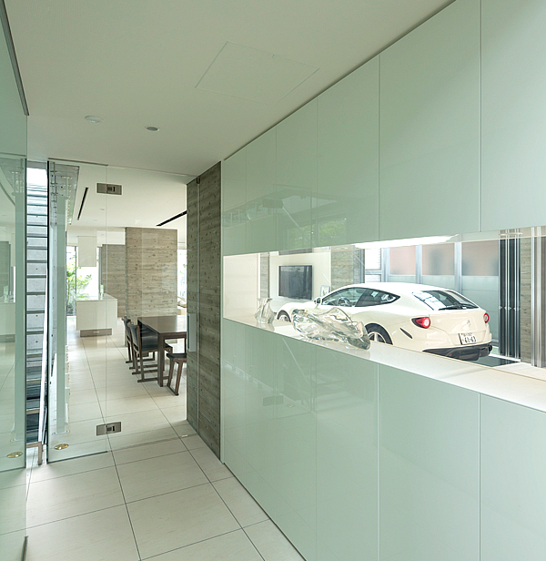 シースルーの玄関からガレージの愛車が見え...