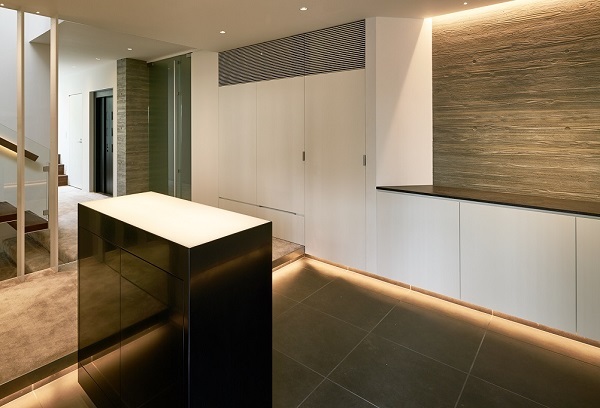 玄関に設置された天板が「光るテーブル」｜...