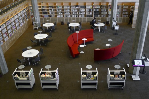 大学図書館の書架とラウンジ