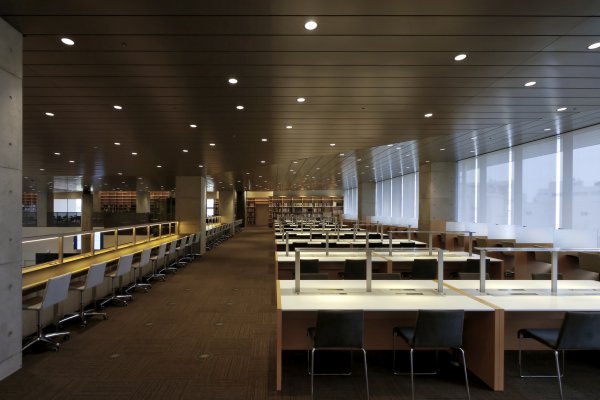 大学図書館の閲覧デスク